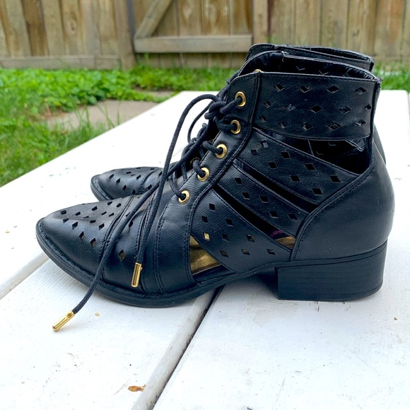 Dollhouse vegan leather ankle booties size: 6.5 - Picture 3 of 8